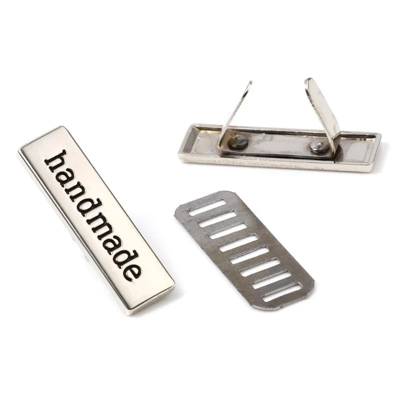 Étiquettes rectangulaires en métal faites à la main, imprimées à la main, adaptées aux vêtements, je