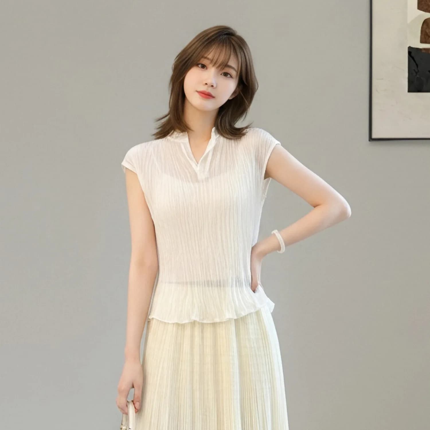 T-shirt plissé Miyake blanc cassé à col en V pour femme, nouvelle mode été 2026, haut fin et polyval