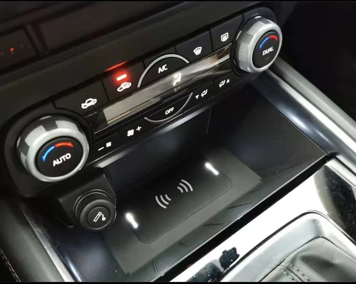 Chargeur sans fil pour voiture, Console centrale, panneau de chargement rapide pour téléphone Mazda
