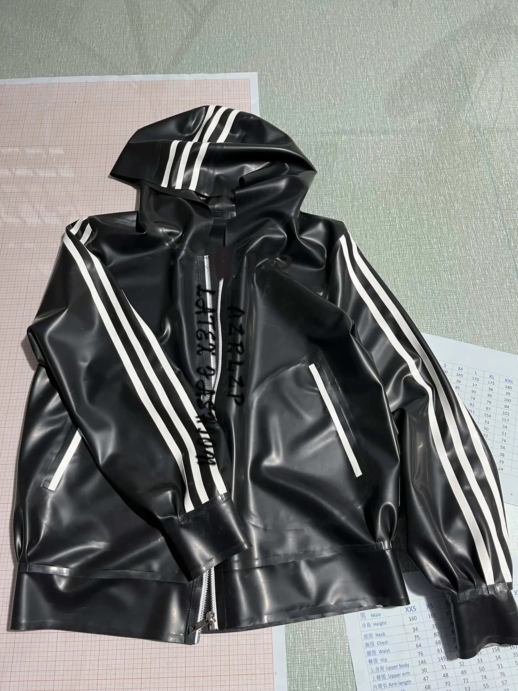 Veste de sport en latex, haut à capuche en caoutchouc avec rayures latérales.