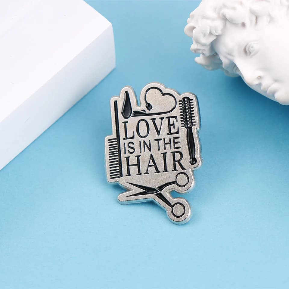 Lettres l'amour est dans les cheveux, épingles à revers amusantes en métal émaillé, broches, Badges,