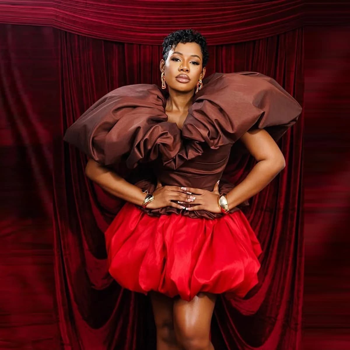 Robe de bal color block marron et rouge, robe de soirée formelle en taffetas à épaules volantées vol