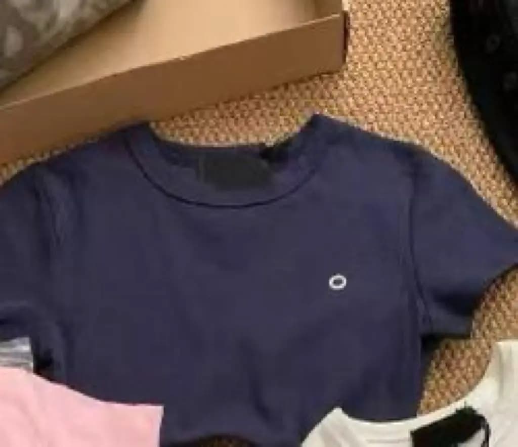 T-shirt à manches courtes avec lettres imprimées pour femmes avec un design amincissant, est une nic