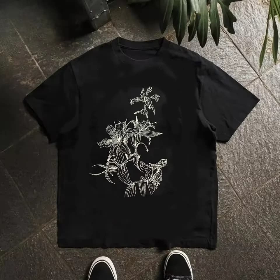 Line Art : T-shirt à manches courtes au style frais et preppy avec motif de fleurs d'iris (design ré