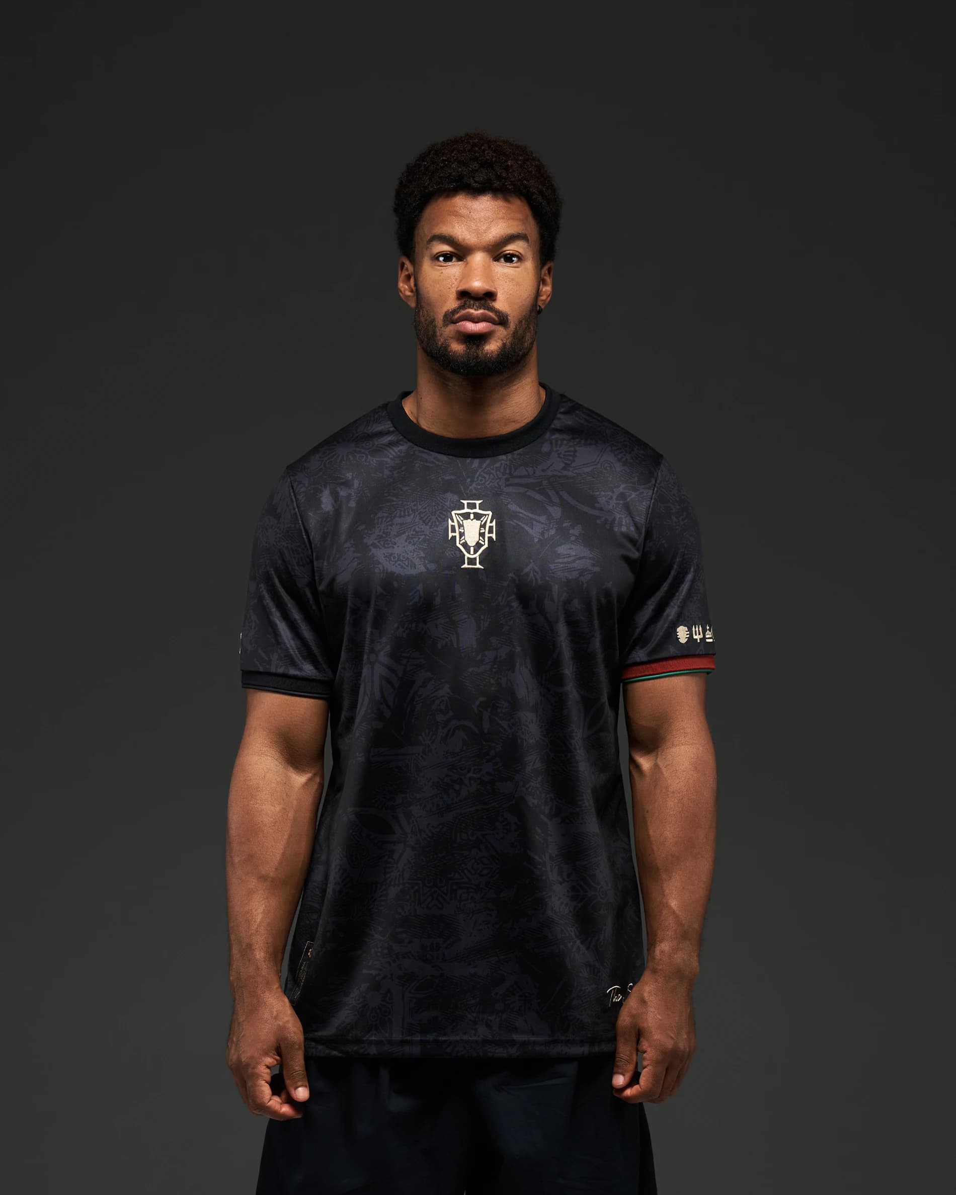 Maillot de football style Portugal (noir à motifs), écusson avec liserés rouge et vert, haut respira