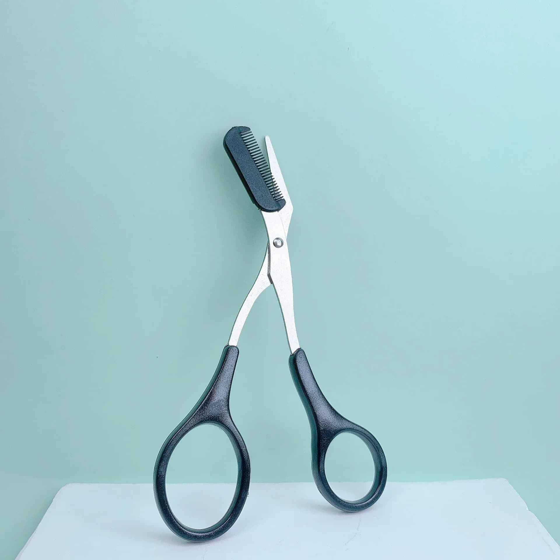 Ciseaux de coupe de sourcils roses avec peigne intégré, en acier inoxydable, outil de toilettage pré