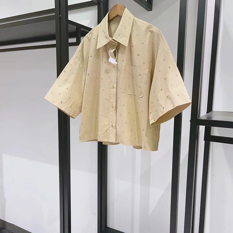 Chemise à manches courtes pour femme avec décoration rivets ou jupe midi plissée taille haute fendue