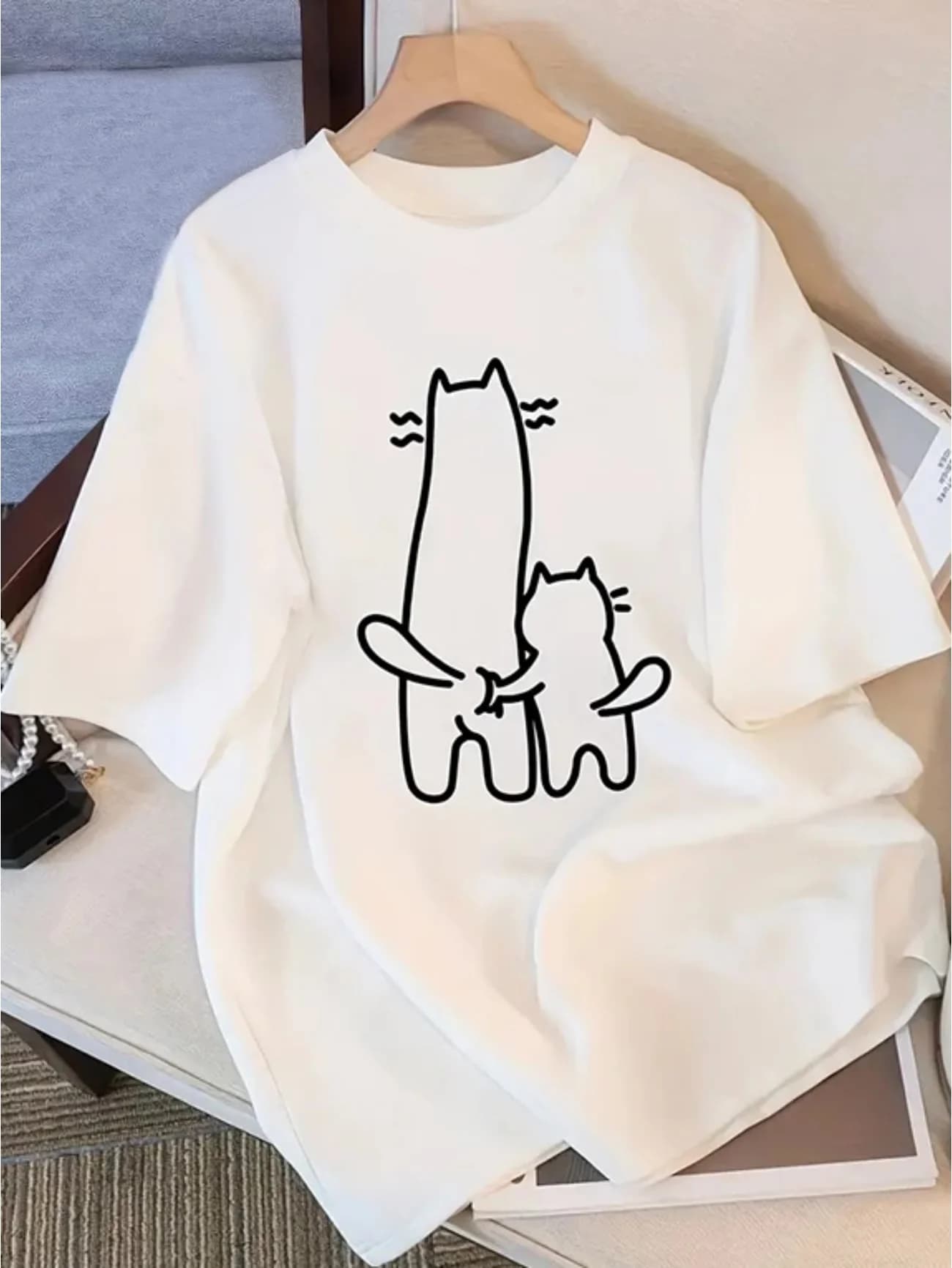 T-shirt graphique chatons mignons vue dos, motif minimaliste ligne de dessin, haut d'été à manches c