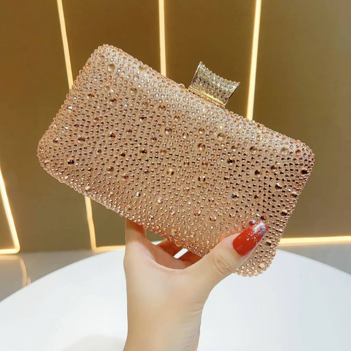 Pochette de soirée rigide champagne entièrement ornée de strass avec fermoir supérieur en cristal, s