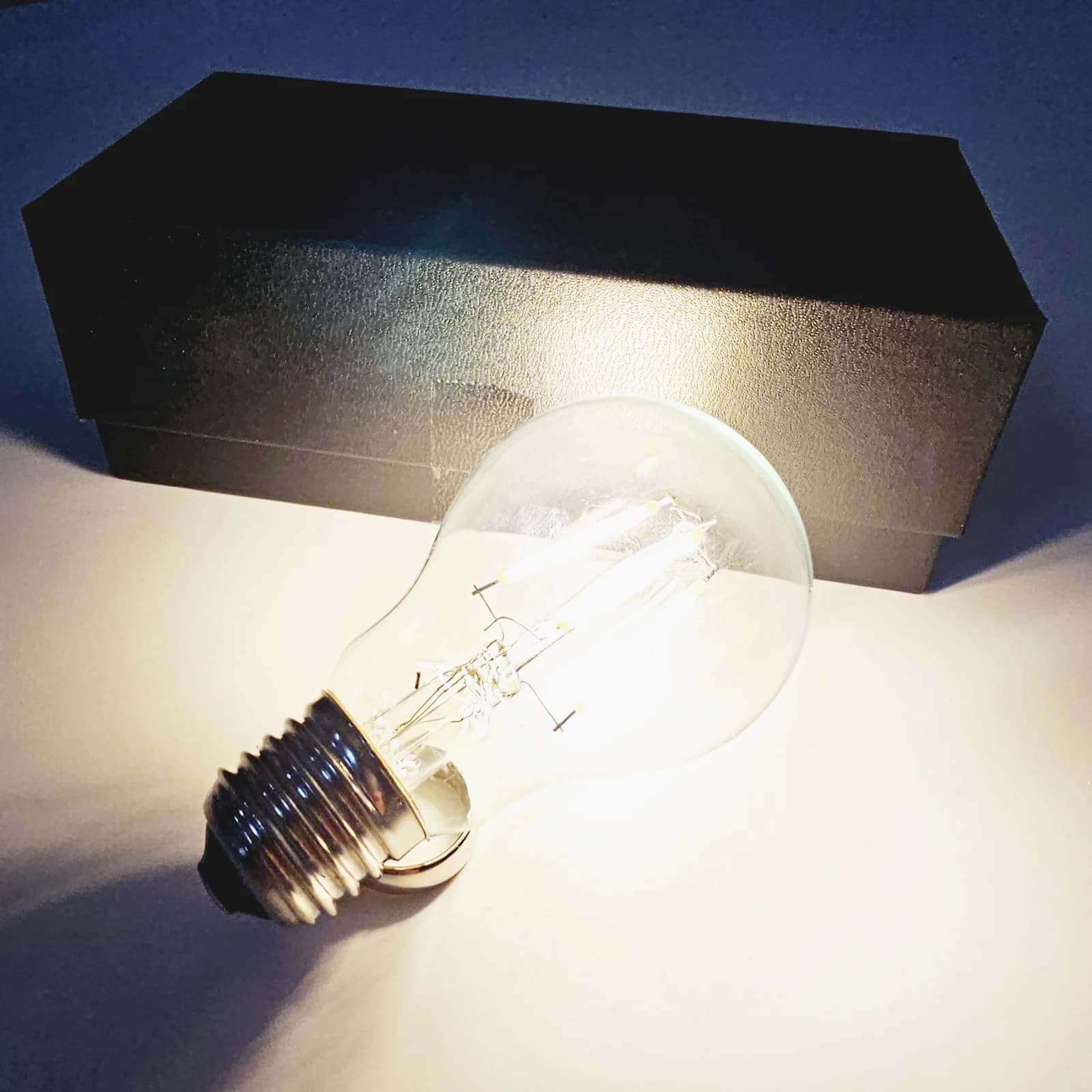 Lumière de dieu (contrôle magnétique) tours de magie puissance mystérieuse ampoule de magie magicien