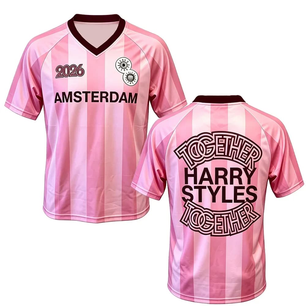 T-shirt de football rose inspiré de Harry Styles – Merchandise pour fans Amsterdam 2026 – Col en V u