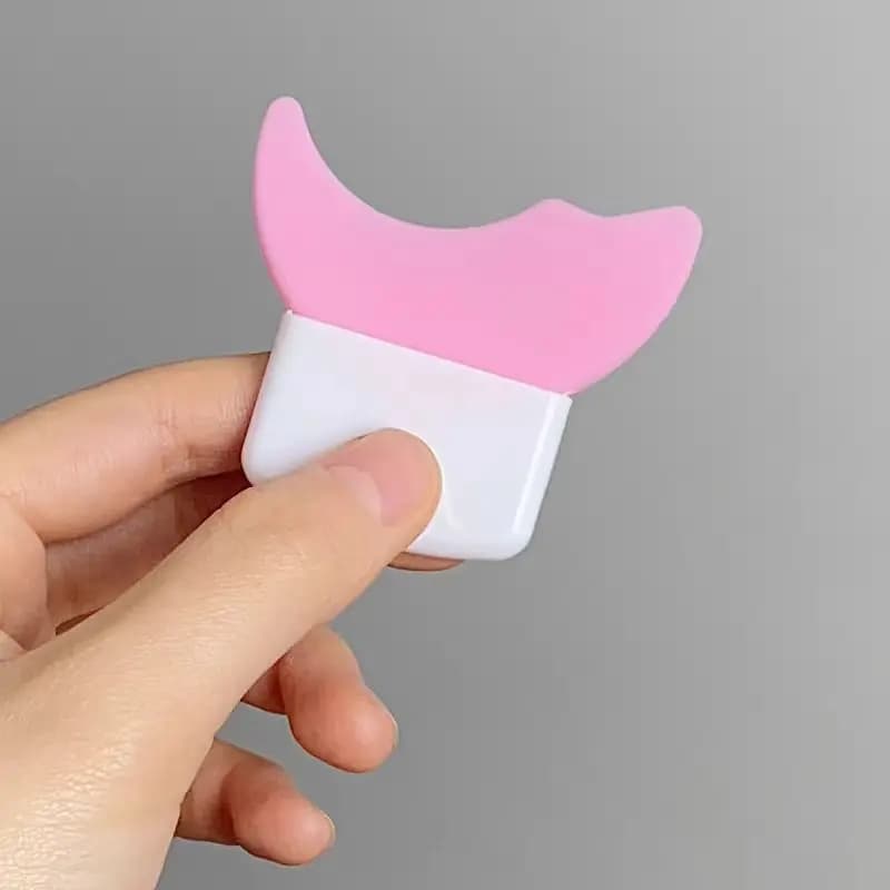 Applicateur d'eye-liner et de cils avec un bouclier en forme de croissant inférieur, outil de maquil