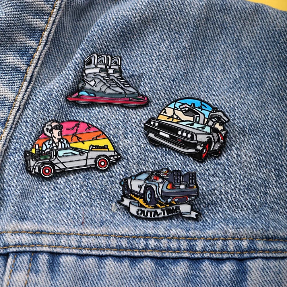 Lot de 4 épingles en émail rétro de voiture de sport inspirées du film Retour vers le futur, broches