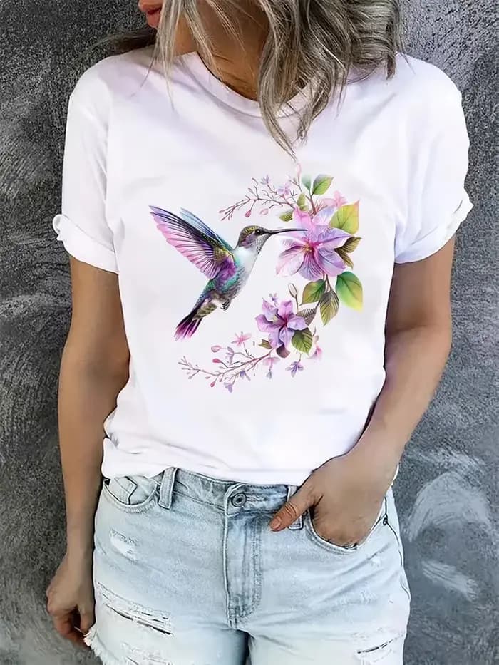 T-shirt unisexe décontracté en coton à col rond et manches courtes avec imprimé colibris aquarelle et accents floraux pour les amateurs d'oiseaux