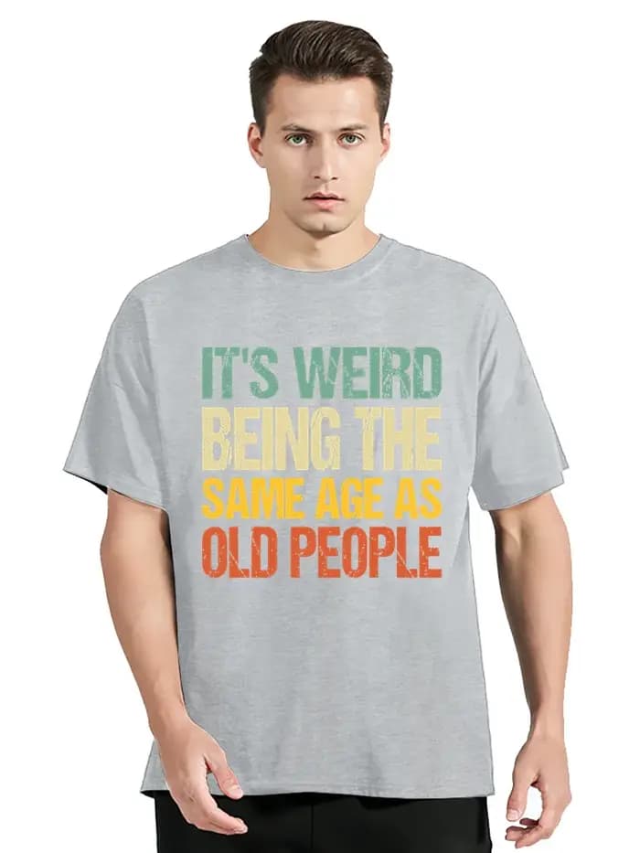 T-shirt rétro « C'est bizarre d'être du même âge que les personnes âgées »