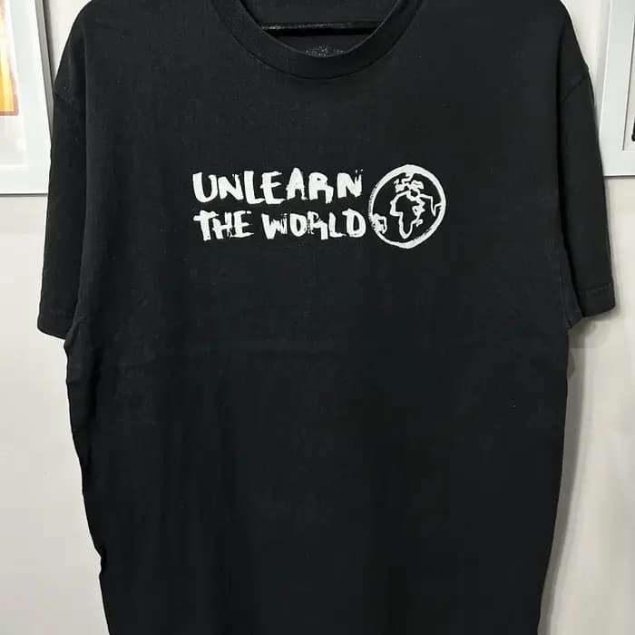 T-shirt vintage Unlearn The World des années 2000