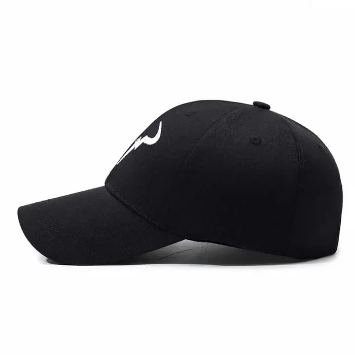 Casquette de baseball noire élégante avec un taureau blanc unique - corne - comme le logo