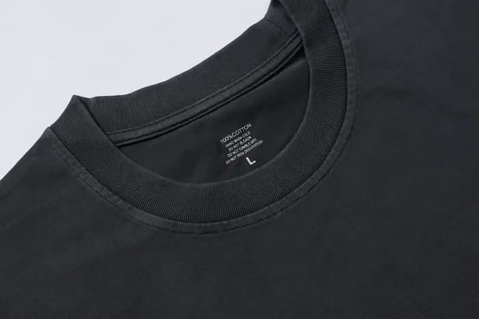 T-shirt ample à manches courtes avec étiquette brodée sur la poitrine NBHD
