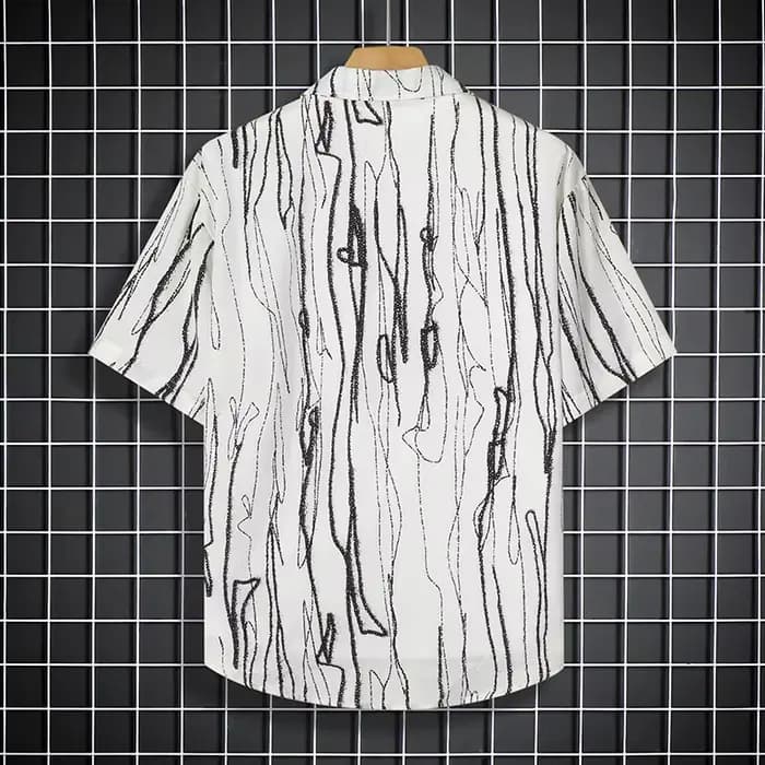Battre la chaleur à la mode avec notre chemise noire à motifs pour hommes