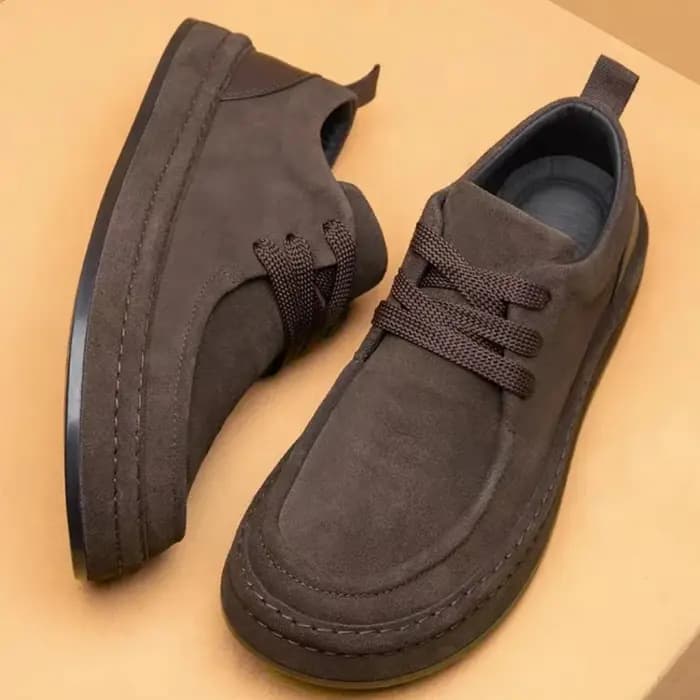 Les chaussures pour hommes sont à la mode