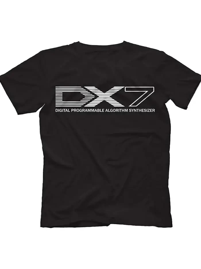 Le t-shirt noir présente un motif graphique de l'algorithme du synthétiseur numérique Dx7