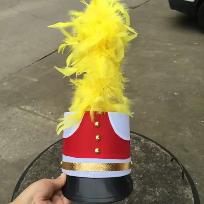 Chapeaux de commande de garde d'honneur en plumes jaunes