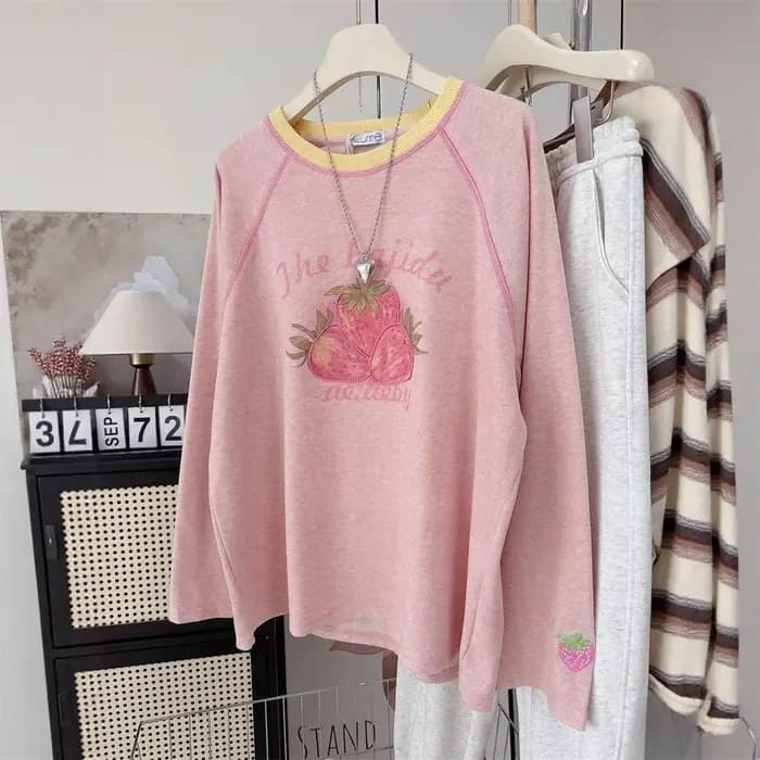 T-shirts roses à imprimé fraises pour femmes, design brodé, col rond, manches longues, hauts décontractés surdimensionnés, nouvelle collection printemps