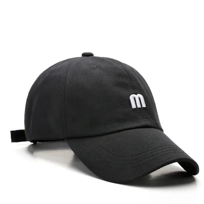 Casquette en bec de canard brodée avec lettre M