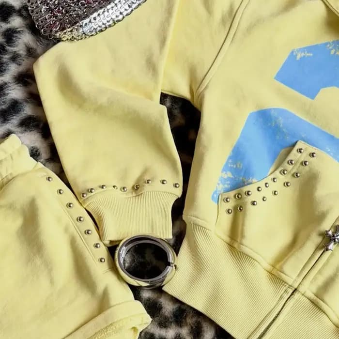 Ensemble 2 pièces jaune style sport avec sweat à capuche et short