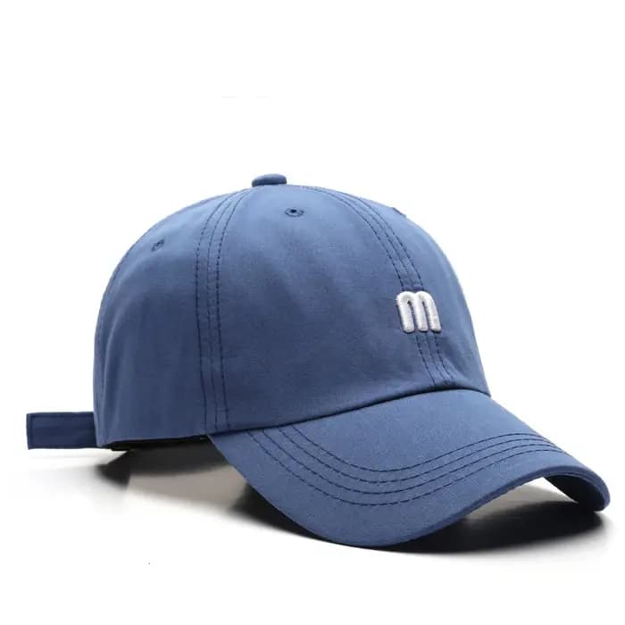 Casquette en bec de canard brodée avec lettre M