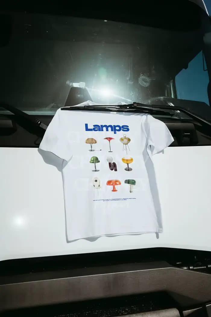 T-shirt imprimé avec lampes modernes du milieu du siècle des années 90