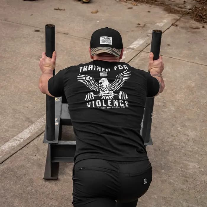 T-shirt pour homme « Entraîné à la violence »