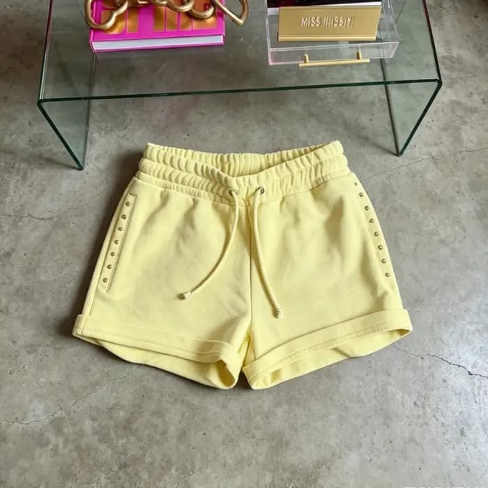 Ensemble 2 pièces jaune style sport avec sweat à capuche et short