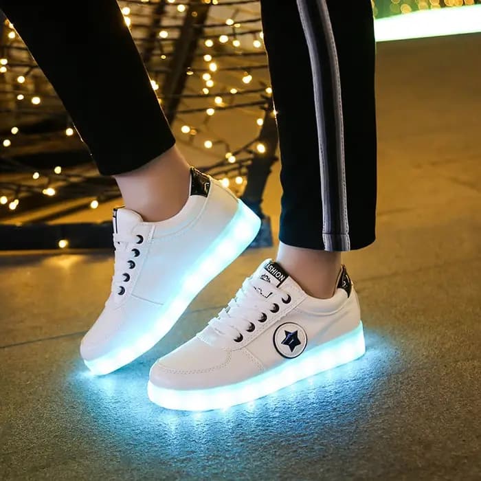 Femmes hommes baskets adultes chaussures LED avec semelle éclairée