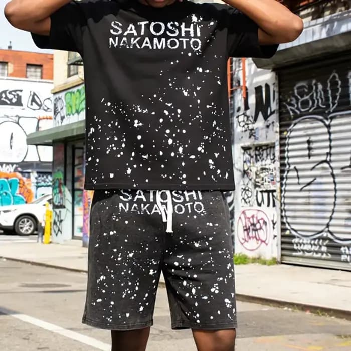 T-shirt Satoshi Nakamoto imprimé lettres effet éclaboussures d'encre