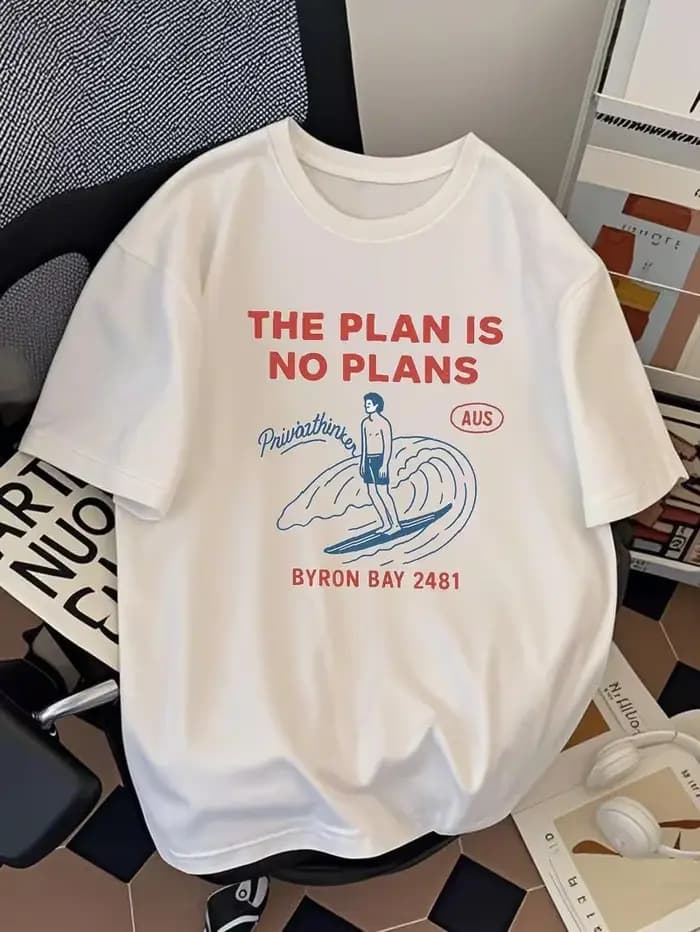 T-shirt graphique The Plan Is No Plans Byron Bay Surf, haut imprimé sur le thème du surf australien