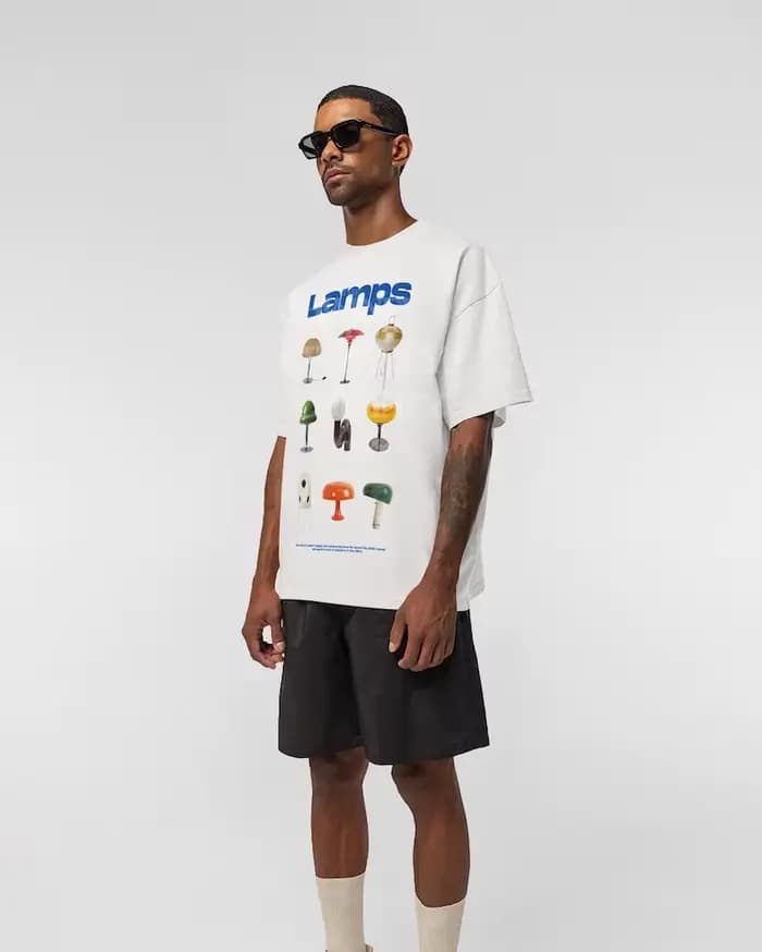 T-shirt imprimé avec lampes modernes du milieu du siècle des années 90