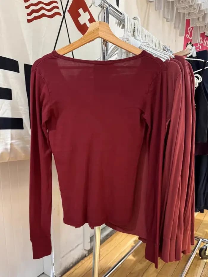 Six boutons bordeaux à manches longues T-shirt femme automne col rond coton mince