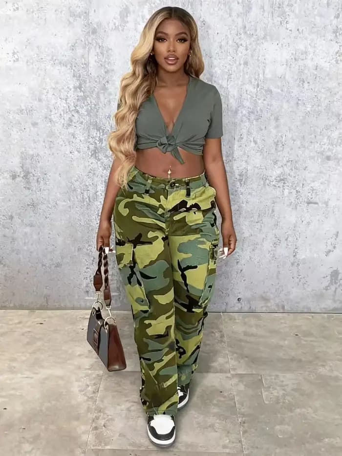 Pantalon cargo pour femme à imprimé camouflage avec poches à rabat, style décontracté à jambe droite