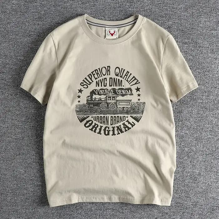 T-shirt à manches courtes pour hommes avec motif train emblématique, idéal pour un look classique et