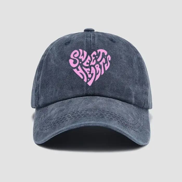 Casquette de baseball rose avec lettres imprimées en forme de cœur