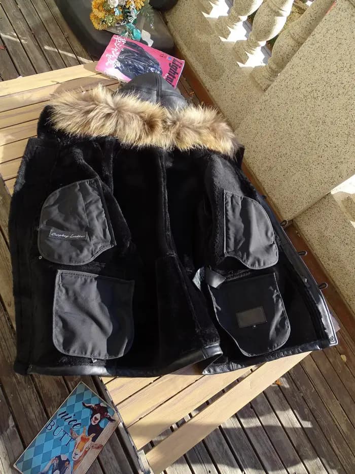 Veste d'hiver noire à capuche en peau de mouton pour homme