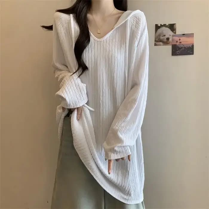 Le T-shirt à capuche et manches longues est un nouveau haut tendance ample et amincissant de style coréen pour les femmes au printemps et en automne