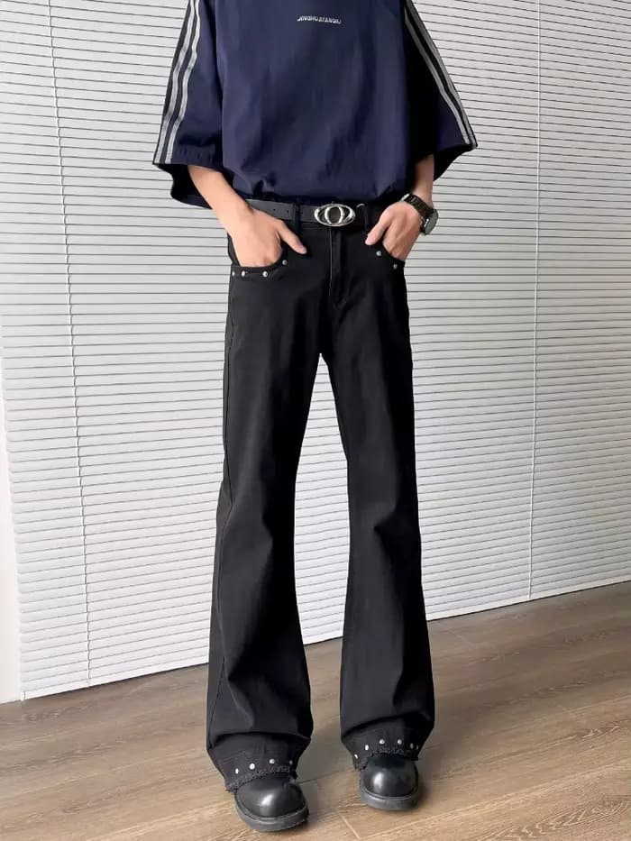 2026 Vêtements Y2K : Jean évasé noir slim à rivets pour hommes et pantalon long décontracté coréen pour femmes