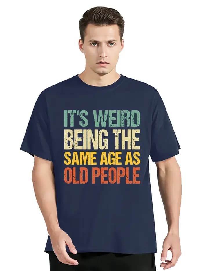 T-shirt rétro « C'est bizarre d'être du même âge que les personnes âgées »