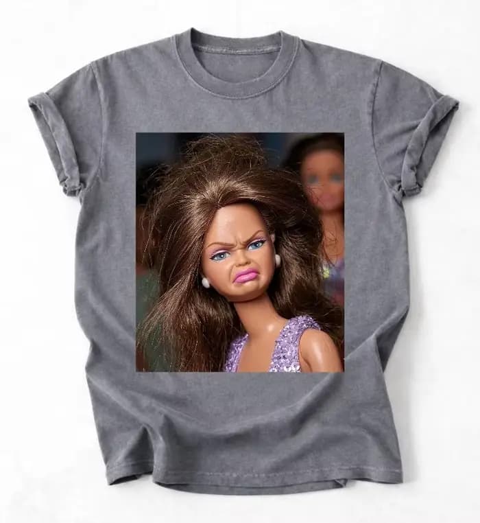 T-shirt graphique rétro amusant avec motif de poupée