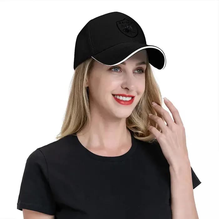 Casquette de baseball noire avec logo RAIDERS et emblème bouclier, coupe classique, sangle arrière réglable pour un port confortable