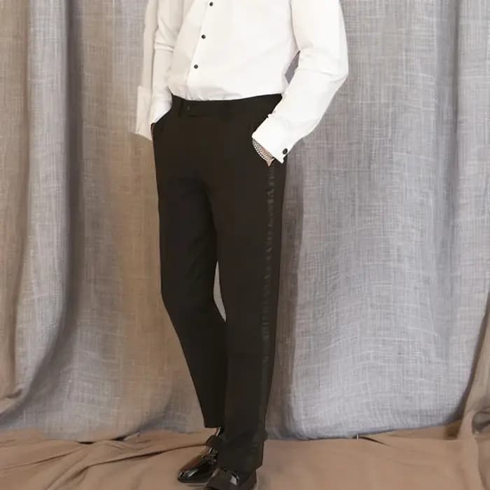 Pantalon noir pour hommes avec rayures latérales en Satin