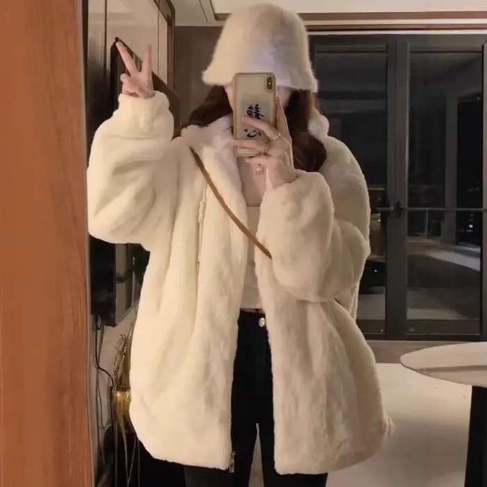 Veste à capuche en laine d'agneau pour femme coupe ample et épaisse tricotée pour hiver automne 2025 noir beige