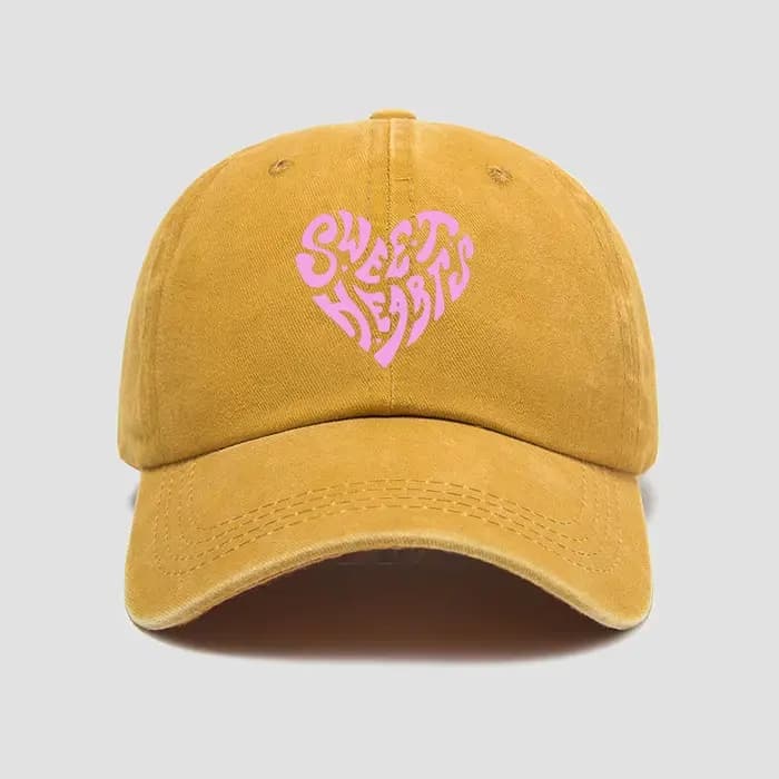 Casquette de baseball rose avec lettres imprimées en forme de cœur